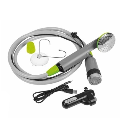 Ducha portátil com mangueira cinza e detalhes verdes, suporte metálico e acessórios USB