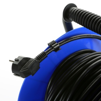 Extensão elétrica com cabo preto enrolado numa bobina azul e pega preta