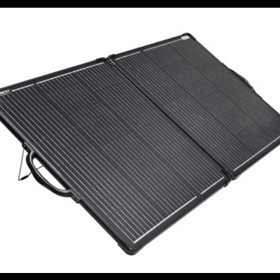 Painel solar portátil dobrável em preto com padrão listrado, pega e suporte, sobre fundo branco