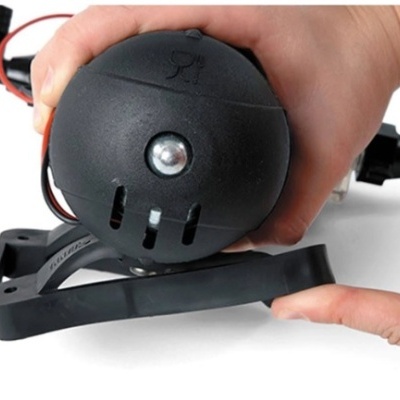 Campainha elétrica preta redonda com fios vermelhos e pretos