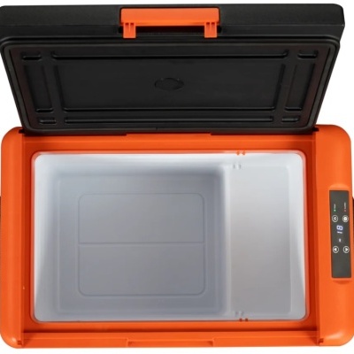 Frigorífico portátil laranja com tampa preta aberta e visor digital