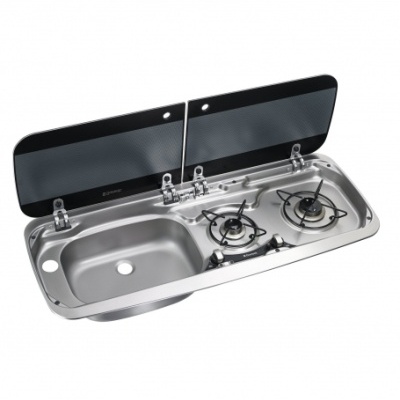 Fogão combinado em inox com lava-louças integrado e tampas em vidro escuro