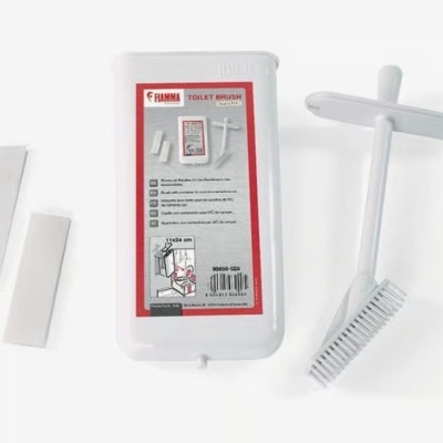 Escova para casa de banho branca com suporte e fitas adesivas em fundo branco