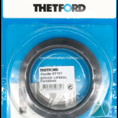 Peça circular preta e cinza embalada com etiqueta branca da marca THETFORD