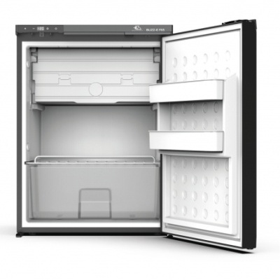 Frigorífico pequeno preto aberto com interior branco e gaveta transparente