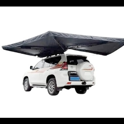Toldo preto montado no tejadilho de SUV branco