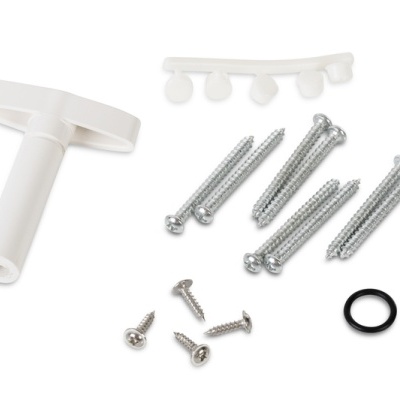 Conjunto de parafusos, anel de borracha, chave de plástico e acessório branco em fundo branco