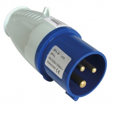 Ficha elétrica industrial azul e branca com três pinos e etiqueta técnica