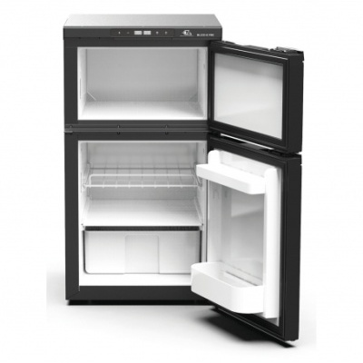 Frigorífico preto aberto com compartimentos de congelador e frigorífico visíveis