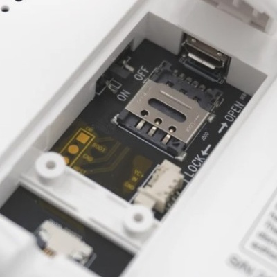 Módulo com ficha SIM e interruptor em slot interno