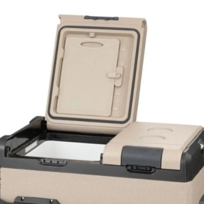 Frigorífico portátil bege com duas tampas superiores, uma aberta com porta interior