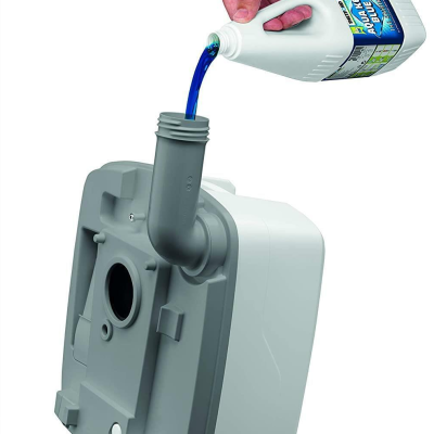 Recipiente branco e cinzento a ser preenchido com líquido azul de garrafa branca com rótulo azul BEAD CLEANER VOLUME