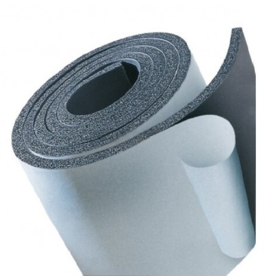 Rolo de material isolante em espuma preta com uma face branca lisa