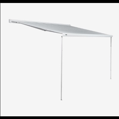 Toldo retrátil branco com tecido listrado cinza e estrutura metálica.
