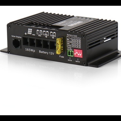 Controlador de carga solar preto com dissipadores de calor e várias portas de conexão