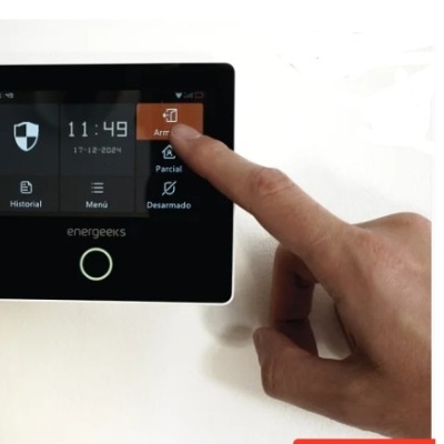 Painel digital preto energeeks com ecrã tátil a ser usado por um dedo humano