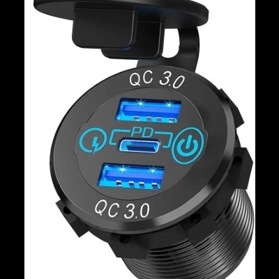 carregador de automóvel preto com USB e tipo C, texto QC 3.0 e PD