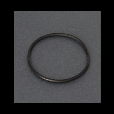 Anel preto de borracha ou silicone sobre superfície cinza