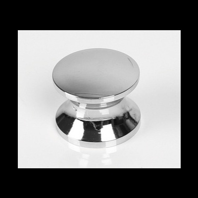 Botão metálico redondo cromado prateado com acabamento espelhado