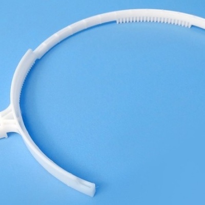 Aro branco de plástico sobre fundo azul