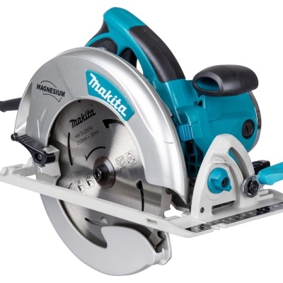 Serra circular Makita em azul, preto e prata com lâmina metálica e texto visível