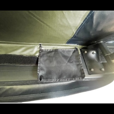 Bolsa preta em tecido com velcro numa estrutura metálica preta e tecido verde oliva
