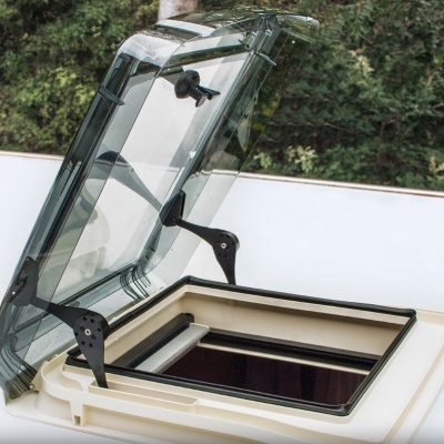 Claraboia de teto de veículo recreativo aberta com vidro fumado