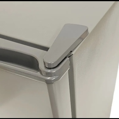 Frigorífico cinzento com alça e texto NO FROST na porta