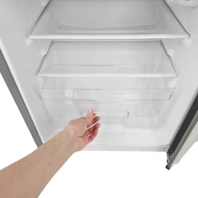 Interior de frigorífico branco com prateleiras e compartimento a ser aberto