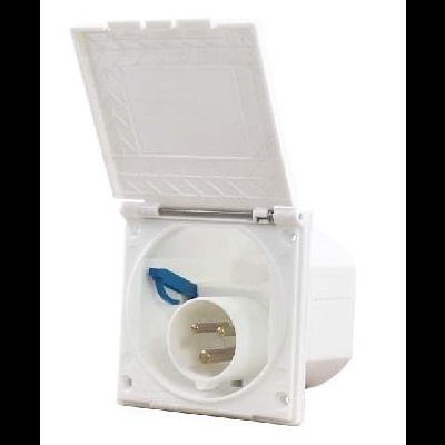 Tomada elétrica embutida branca com tampa aberta e pinos metálicos