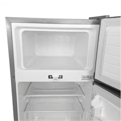 Interior de frigorífico branco com prateleiras e congelador aberto