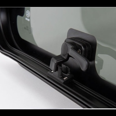 Fecho de janela em plástico preto num vidro com moldura preta