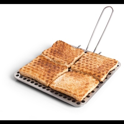Grelhador metálico com três tostas douradas