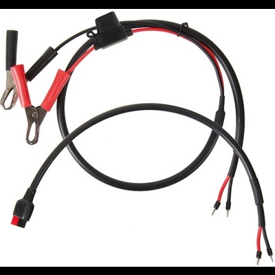 Cabo de carregamento com terminais de garra em fundo branco