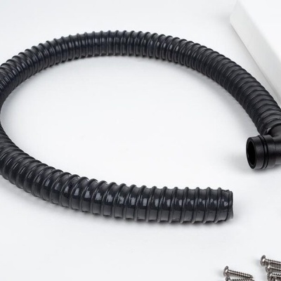 Manguera flexível preta espiralada com parafusos e peças coloridas junto