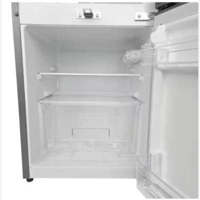 Frigorífico branco aberto com interior vazio e gaveta transparente