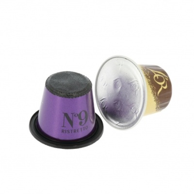 Duas cápsulas de café Nespresso, uma roxa Nº 9 Ristretto e outra amarela e castanha Nº 10.