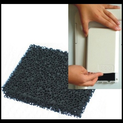 Esponjas pretas porosas e caixa branca com texto S&G