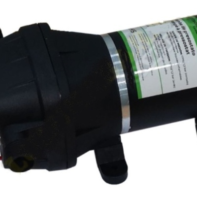 Bomba de água preta com etiqueta técnica em fundo branco e verde