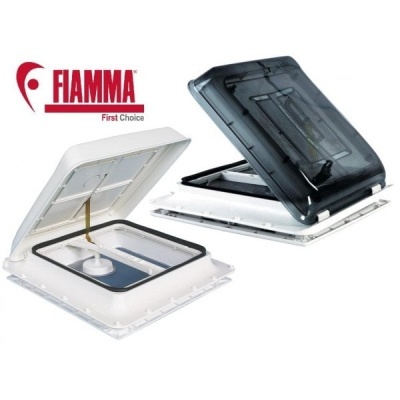 Duas claraboias Fiamma para autocaravanas, uma branca e uma preta, com tampas abertas.