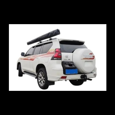 Foto de um carro SUV branco com detalhes em vermelho e preto visto da traseira