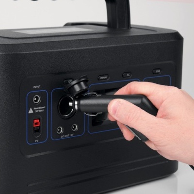 Gerador portátil preto com conector 12V e painel de entradas