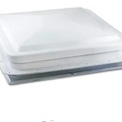 Claraboia quadrada branca com base cinzenta