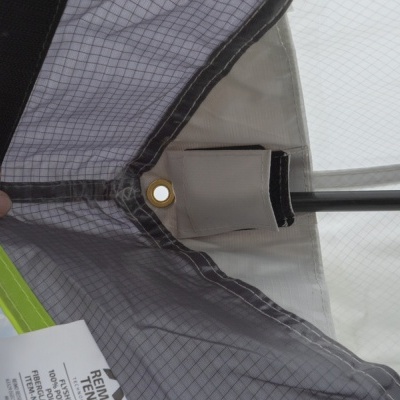 Detalhe interior de tenda transparente com reforços coloridos e etiqueta