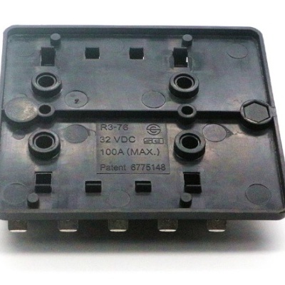 Peça eletrónica preta retangular com texto e múltiplos pinos metálicos