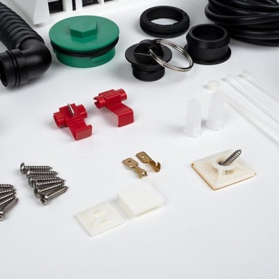 Peças e acessórios para instalação de tubo em fundo branco