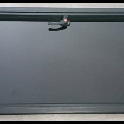 Vidro de janela de barco com moldura preta e dobradiças