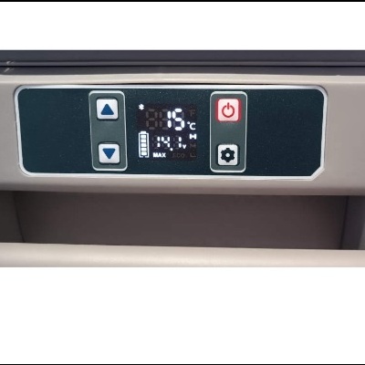 Painel de controlo digital com botões e ecrã num aparelho cinza