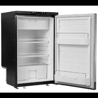 Frigorífico preto pequeno aberto mostrando interior branco com prateleiras e compartimento congelador