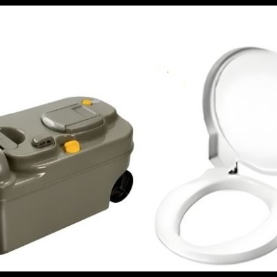 Sanita portátil cinza com rodas e tampa branca aberta